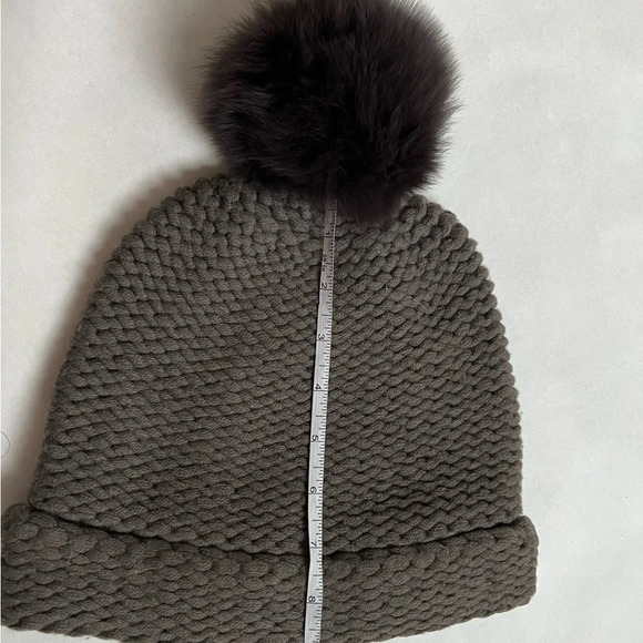 ELIE TAHARI Gray CASHMERE & Wool Blend  HAT Beanie Chunky Knit NWOT - Picture 3 of 8